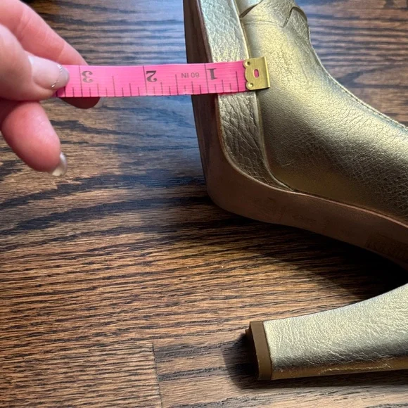 Dolce & Gabbana Metallic Gold High Heel Pumps with Buckle Detail. Size 40 - Picture 4 of 10